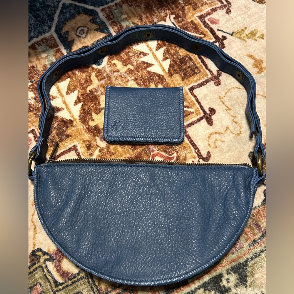 NWOT Lyons Leather Co. blue bee bag with matching cardholder